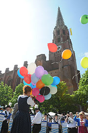 Zum Auftakt der Maidult am 30.04.2011 ließ Festleiterin Dr. Gabriele Weishäupl Ballons steigen (©Foto: Ingrid Grossmann)